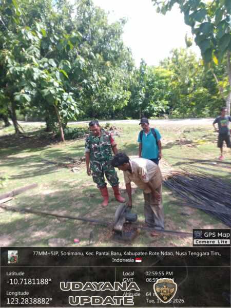 Babinsa Pantai Baru Bantu Pekerjaan di Lokasi KDKMP Sonimanu
