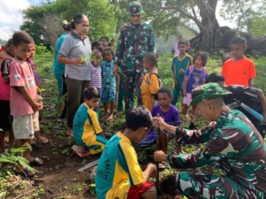 Hijaukan Tapal Batas, Satgas Pamtas Yonarhanud 2 Kostrad Beri Edukasi Cara Menanam Pohon