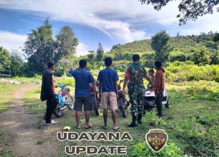 Melalui Komsos, Babinsa Desa Kiwu Tingkatkan Pengawasan Wilayah Binaan
