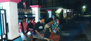 Babinsa Nusa Jaya Ajak Remaja Jaga Kamtibmas Lewat Kongkow dan Ronda Malam