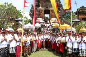 Bupati Sanjaya Sembahyang Pujawali Ring Tri Kahyangan Desa Adat Kota Tabanan