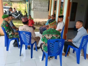 Babinsa Koramil 1630-01/Komodo Fasilitasi Nempung Pemindahan Kubur di Watu Nggelek