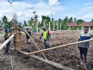 TNI Hadir di Tengah Pembangunan Desa, Babinsa Maurole Pantau Proyek Koperasi