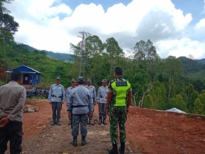 Serda I Komang Arya Sudarma Gembleng LINMAS Desa Nati dengan Materi PBB dan Tugas Pokok