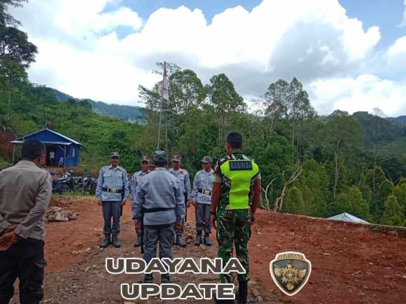 Serda I Komang Arya Sudarma Gembleng LINMAS Desa Nati dengan Materi PBB dan Tugas Pokok