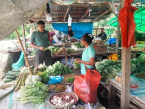 Babinsa Koramil 1613-03/Katikutana Aktif Jaga Kamtibmas di Pasar Tradisional Lewat Komduk