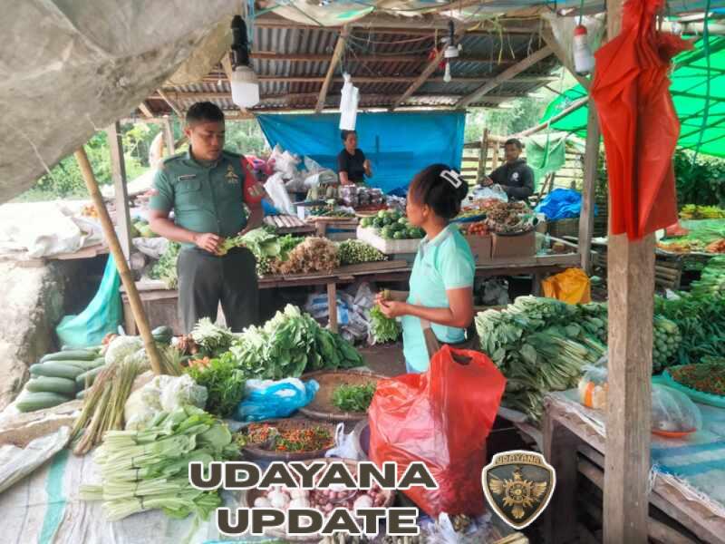 Babinsa Koramil 1613-03/Katikutana Aktif Jaga Kamtibmas di Pasar Tradisional Lewat Komduk