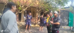 Tingkatkan Kesadaran Warga, Babinsa Koramil 1611-07/Denpasar Barat Sosialisasikan Pilah Sampah dari Rumah