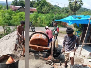 Kepedulian Babinsa Lewoleba Terlihat Saat Bantu Warga Bangun Rumah