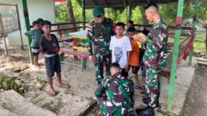 Yonarmed 12 Kostrad Tingkatkan Kesadaran Hidup Bersih Anak-anak di Wilayah Perbatasan