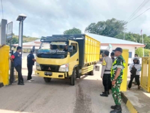 Piket Koramil 1627-02/PB Monitoring Kedatangan KMP Inerie di Pelabuhan Ofa Langga