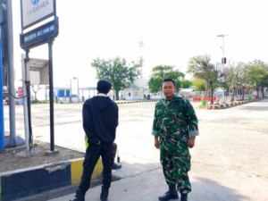 Babinsa Koramil 1628-04/Poto Tano Laksanakan Pengamanan di Pelabuhan Penyeberangan Poto Tano