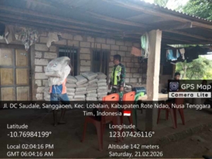 Babinsa Serka Ishak Manafe Monitoring Distribusi Semen KDKMP di Desa Lekunik