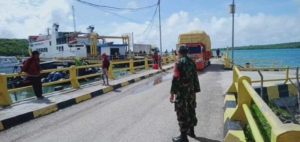 Babinsa Kodim 1627/RN Amankan Bongkar Muat KMP Kalibodri di Pelabuhan Pantai Baru