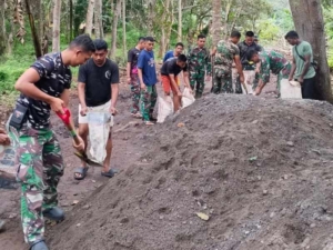 Bermodalkan Sekop dan Karung, Satgas TMMD 127 Kodim 1603/Sikka Gotong Royong Angkut Pasir untuk MCK