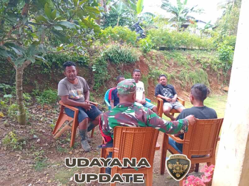 Babinsa Koramil 1630-03/Macang Pacar Laksanakan Komsos Bersama Warga di Kuwus Barat