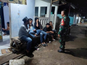 Tingkatkan Kamtibmas, Koramil Woha Bersama Warga Gelar Patroli Malam