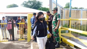 Babinsa Kodim 1627/RN Amankan Keberangkatan Kapal Garda Maritim 3 di Pantai Baru