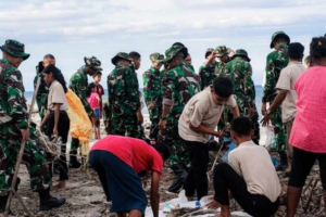 Personel Yonif TP 876/PLT Gelar Aksi Bersih Pantai Maujawa Peringati Hari Peduli Sampah Nasional.