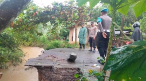 Jembatan Sekotim Ambruk, Akses Warga Lembar Terputus