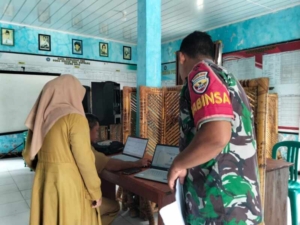 Babinsa Seran Komsos Bersama Staf Desa, Perbarui Data Kependudukan