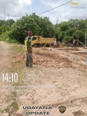 Babinsa 1627-01/Baa Pantau Pengerjaan Cor Cakar Ayam di KDKMP Desa Kuli Aisele