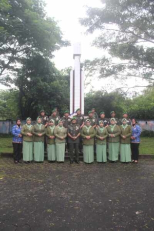 Kasdim 1620/Loteng Pimpin Ziarah Rombongan Di TMP Mandalika Praya
