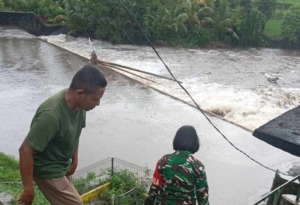 Tiga Hari Diguyur Hujan, Babinsa Pantau Pintu Air