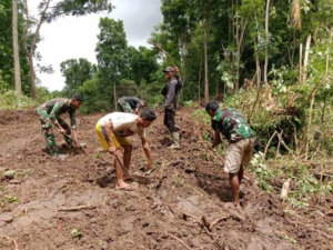 Semangat Gotong Royong Satgas TMMD Ke-127 Kodim 1603/Sikka dan Warga Bersihkan Jalan Desa Werang