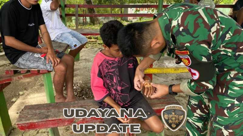 Yonarmed 12 Kostrad Hadir Bantu Warga, Tim Kesehatan Pos Salore Tangani Luka Anak