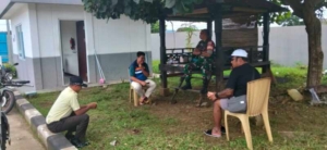 Hadir di Tengah Warga, Babinsa Nusa Jaya Perkuat Silaturahmi dan Kamtibmas