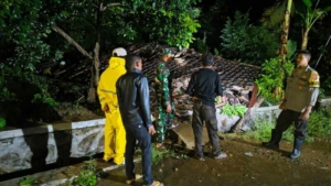 Babinsa Koramil 1628-01/Taliwang Lakukan Pengecekan Rumah Roboh Akibat Hujan dan Angin