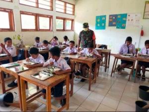 Babinsa Rote Ndao Pantau Program Makan Bergizi Gratis untuk 3.040 Siswa