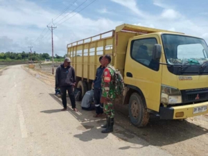 Babinsa Sertu Andre T Amankan Pembangunan Sentra Industri Garam Nasional di Rote Timur