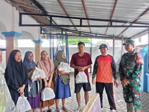Wakil Bupati KSB Salurkan Bantuan Banjir, TNI Kawal Penyaluran