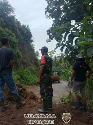 Tanah Longsor Ganggu Akses Jalan, Babinsa Lakukan Pengecekan Cepat