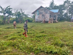 Wujud Kepedulian, Babinsa Bersama Warga Bersihkan Lingkungan Kantor Desa