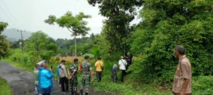 Babinsa Koramil 1625-04/Mauponggo Hadiri Pembagian Alih Waris dan Pengukuran Tanah di Wololelu