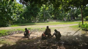 Babinsa Kopda Hendra Gaspersz Dampingi Pemotongan Besi KDKMP di Desa Maubesi