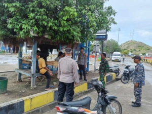 TNI Siaga di Pelabuhan Poto Tano, Dukung Kelancaran Transportasi Laut