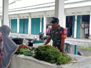 Komsos di Pasar, Babinsa Beru Awasi Lonjakan Harga Sembako