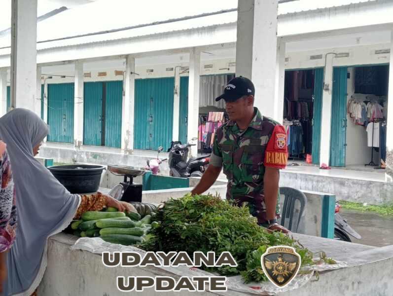 Komsos di Pasar, Babinsa Beru Awasi Lonjakan Harga Sembako