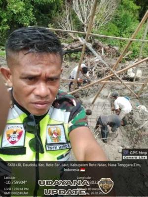 Babinsa Batutua Pantau Lanjutan Pengecoran dan Pemasangan Tiang Cakar Ayam di Tualima