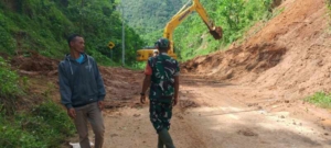 Sinergi Babinsa dan Aparat Terkait Buka Akses Jalan Tertutup Longsor di Desa Tatar