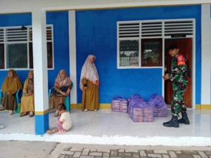 Babinsa Desa Mpili Awasi Program Makan Bergizi di Kec. Donggo Timur