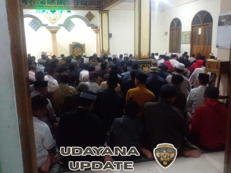 Dua Personel Babinsa Koramil 1612-01/Ruteng Turun Langsung Amankan Ibadah Tarawih di Mbaumuku