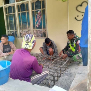Babinsa Oematamboli Pantau Perakitan Cakar Ayam Pembangunan KDKMP
