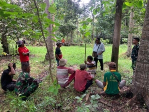 Semangat Gotong Royong, Babinsa Koramil Tanjung Bunga Karya Bakti di Desa Boru Kedang