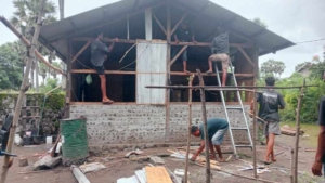 Program TMMD Bergerak, Pembongkaran Rumah Sasaran Fisik Dimulai di Alok Timur