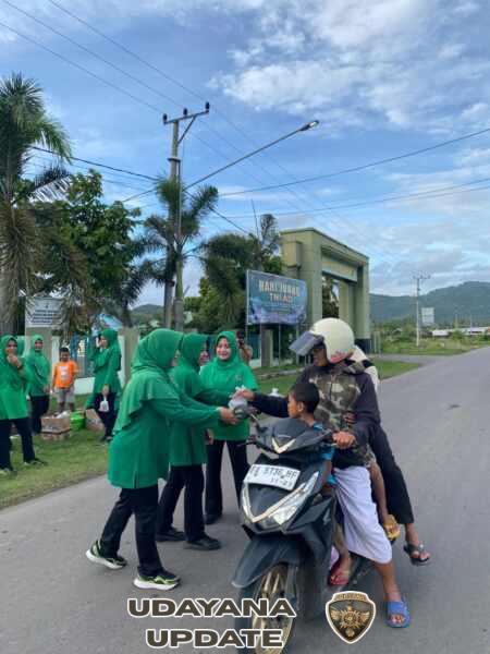 Ketua Persit KCK Cabang XLIV Kodim 1628/KSB Berbagi Takjil di Depan Makodim